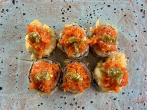 Delida roll – futomaki z warzywami w tempurze z dodatkiem pikantnego tatara z łososia i kizami wasabi